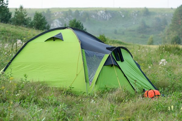 Comment préparer un itinéraire de camping pour découvrir les montagnes en Écosse?
