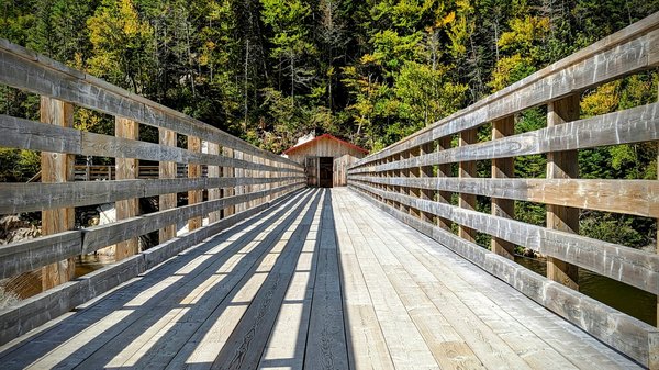 Où trouver les plus beaux sentiers de randonnée dans le parc national des Écrins, France : équipements et conseils pratiques ?